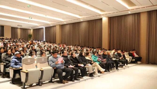 石家庄东华铁路学校合唱比赛现场