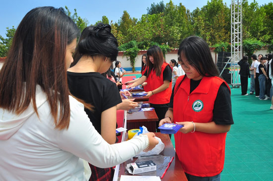 石家庄柯棣华医学院为学生发放反诈宣传册