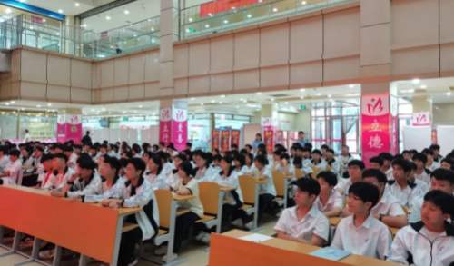 石家庄天使护士学校2024年秋季开学法治教育第一课学生认真听