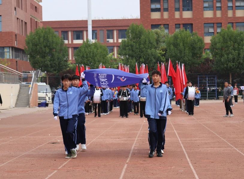 国旗护卫队步伐铿锵