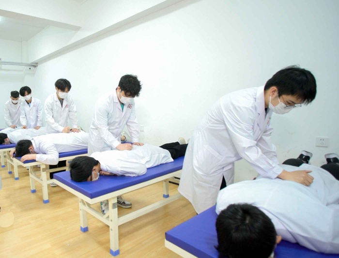 石家庄冀联医学院康复技术专业学生实训课