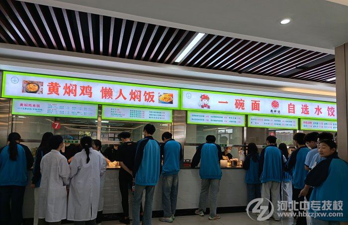 石家庄冀联医学中等专业学校学生打饭中