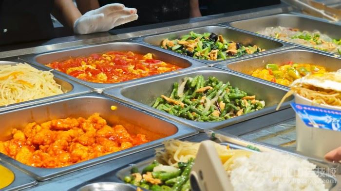 石家庄冀联医学中等专业学校学生食堂丰富的家常小炒