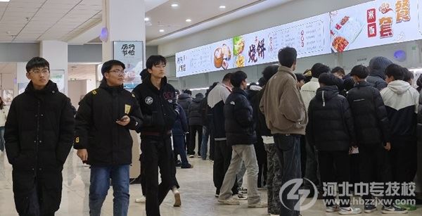 石家庄东华铁路学校食堂自觉排队的学生