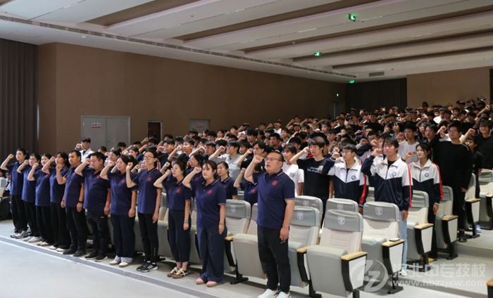 石家庄东华铁路学校2025届高考冲刺誓师大会上老师与学生一起立下铮铮誓言