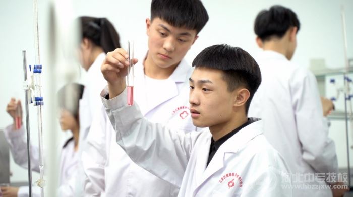 石家庄冀联医学中等专业学校医学检验技术专业学生观察试剂反应