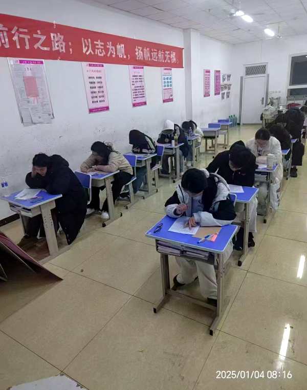 石家庄天使护士学校升学班学生参加期末考试