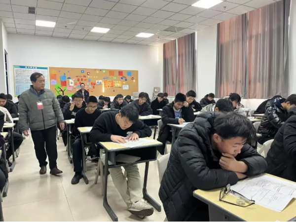 石家庄东华铁路学校三年级期末考试考场纪实