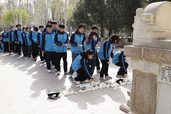 石家庄冀联医学院学子给革命烈士献花