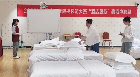 石家庄旅游学校酒店服务专业老师指导学生