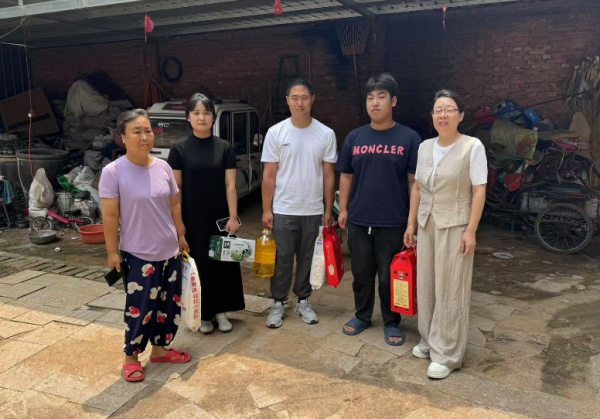 石家庄冀联医学院领导慰问贫困学生 石家庄冀联医学院领导慰问贫困学生