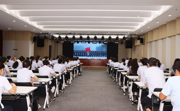 石家庄柯棣华医学中等专业学校组织收看阅兵式