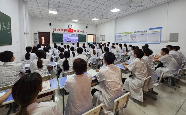 石家庄柯棣华医学中等专业学校学生收看阅兵式