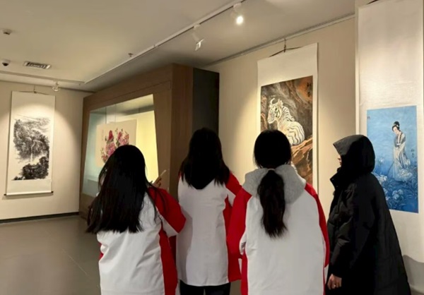 石家庄东华铁路学校艺术设计专业学生正在参观书画展