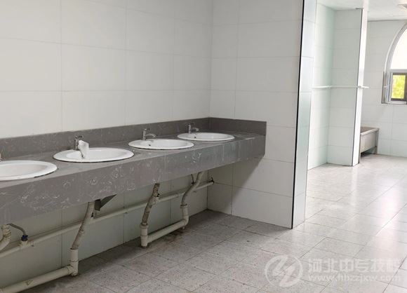 东华铁路学校宿舍楼公共洗漱间 东华铁路学校宿舍楼公共洗漱间