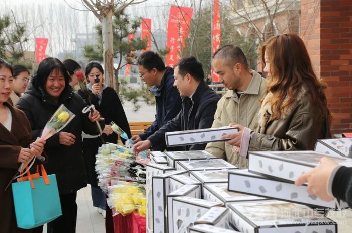 石家庄东华铁路学校校领导为女教职工发放节日鲜花和礼品