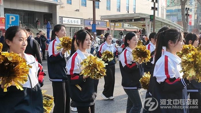 东华铁路学校学生在马拉松比赛现场加油助威