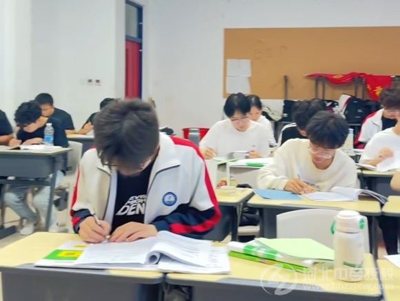 石家庄东华铁路学校学生晚自习