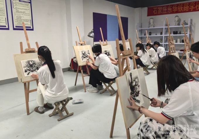 石家庄东华铁路学校艺术设计与制作专业素描实训课