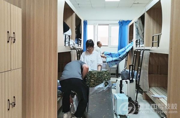 石家庄柯棣华医学中等专业学校新生宿舍整理床铺