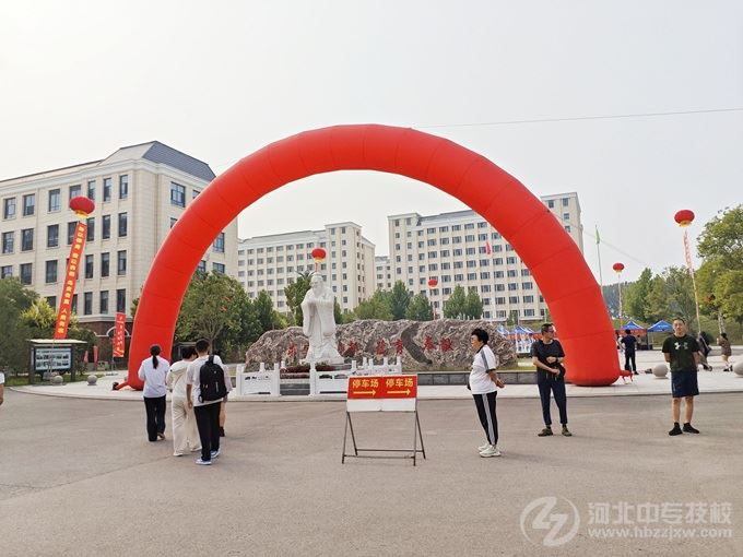 石家庄东华铁路学校新生开学校园实拍图