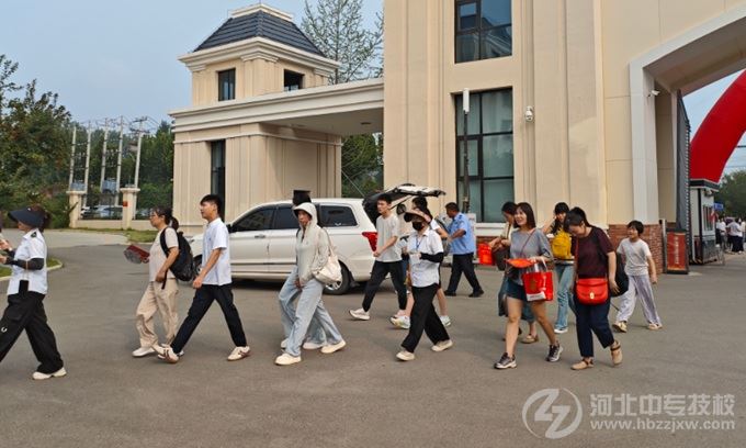 引领老师带领学生和家长有序进入校园