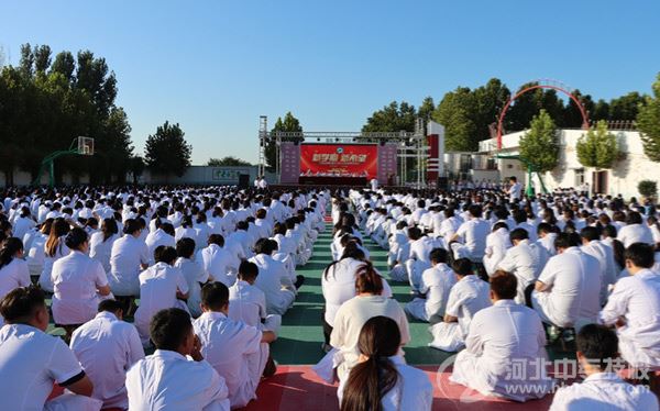 石家庄柯棣华医学中等专业学校全体师生参加开学典礼
