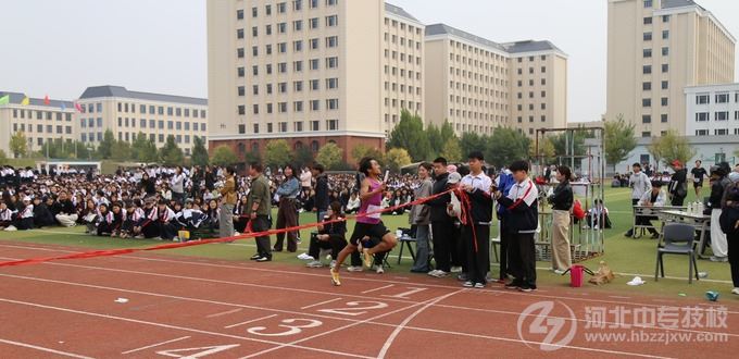 石家庄东华铁路学校秋季运动会比赛现场
