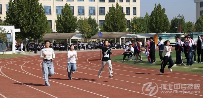 石家庄东华铁路学校秋季运动会比赛现场